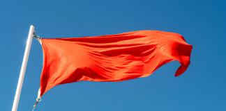 Bandeira vermelha hasteada nas praias do Seixal devido a foco de poluição