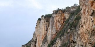 Adjudicado estudo sobre rochedo em risco de derrocada na Arrábida Risco de queda de bloco rochoso Arrabida14