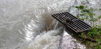 Colapso de bacia de retenção inunda rua em Vale de Milhaços no Seixal e afeta várias casas Chuva