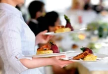 Subida do IVA pode levar ao encerramentode “milhares” de restaurantes Empregada restaurante hotelaria e1684856461739