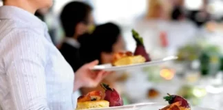 Subida do IVA pode levar ao encerramentode “milhares” de restaurantes Empregada restaurante hotelaria e1684856461739