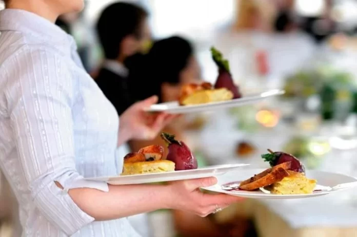 Empregada restaurante hotelaria e1684856461739