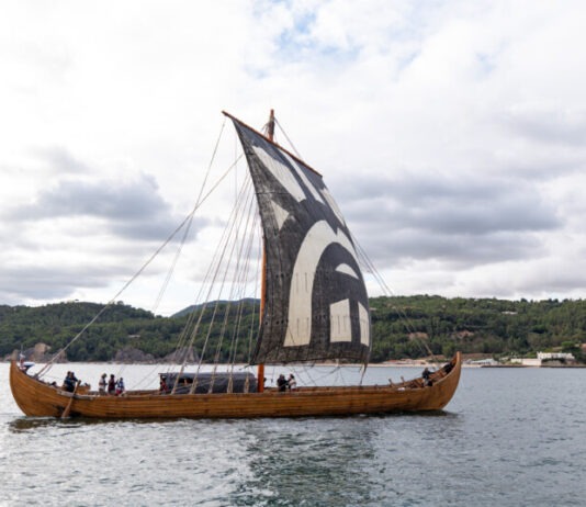 Embarcação viking “Orkan” fez escala em Setúbal durante viagem pela costa portuguesa Chegada embarcação Viking Orkan 2026 (1)