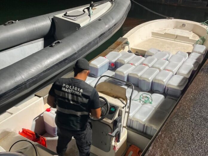 Polícia Marítima apreende embarcação com combustível em Porto Brandão Polícia Marítima apreende embarcação com combustível em Porto Brandão