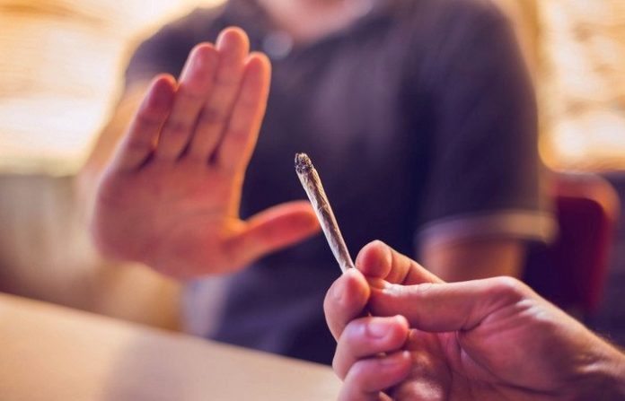 Como abordar a prevencao do uso de drogas na adolescencia 700x450